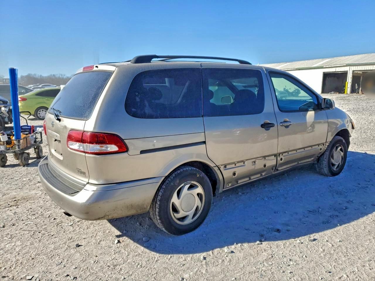 2002 TOYOTA SIENNA LE photo 5