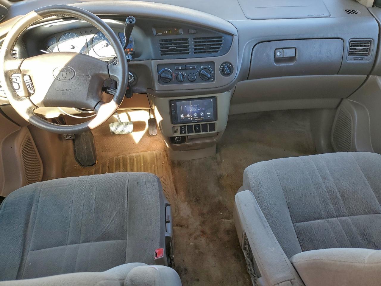 2002 TOYOTA SIENNA LE photo 15
