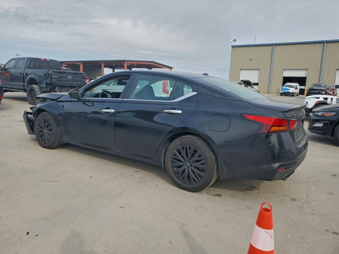 2025 NISSAN ALTIMA SV photo 2