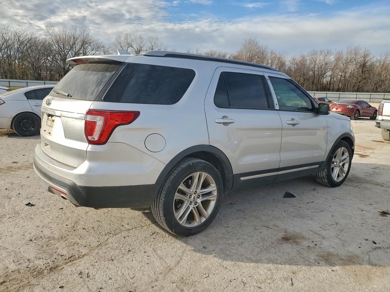 2016 FORD EXPLORER XLT photo 3