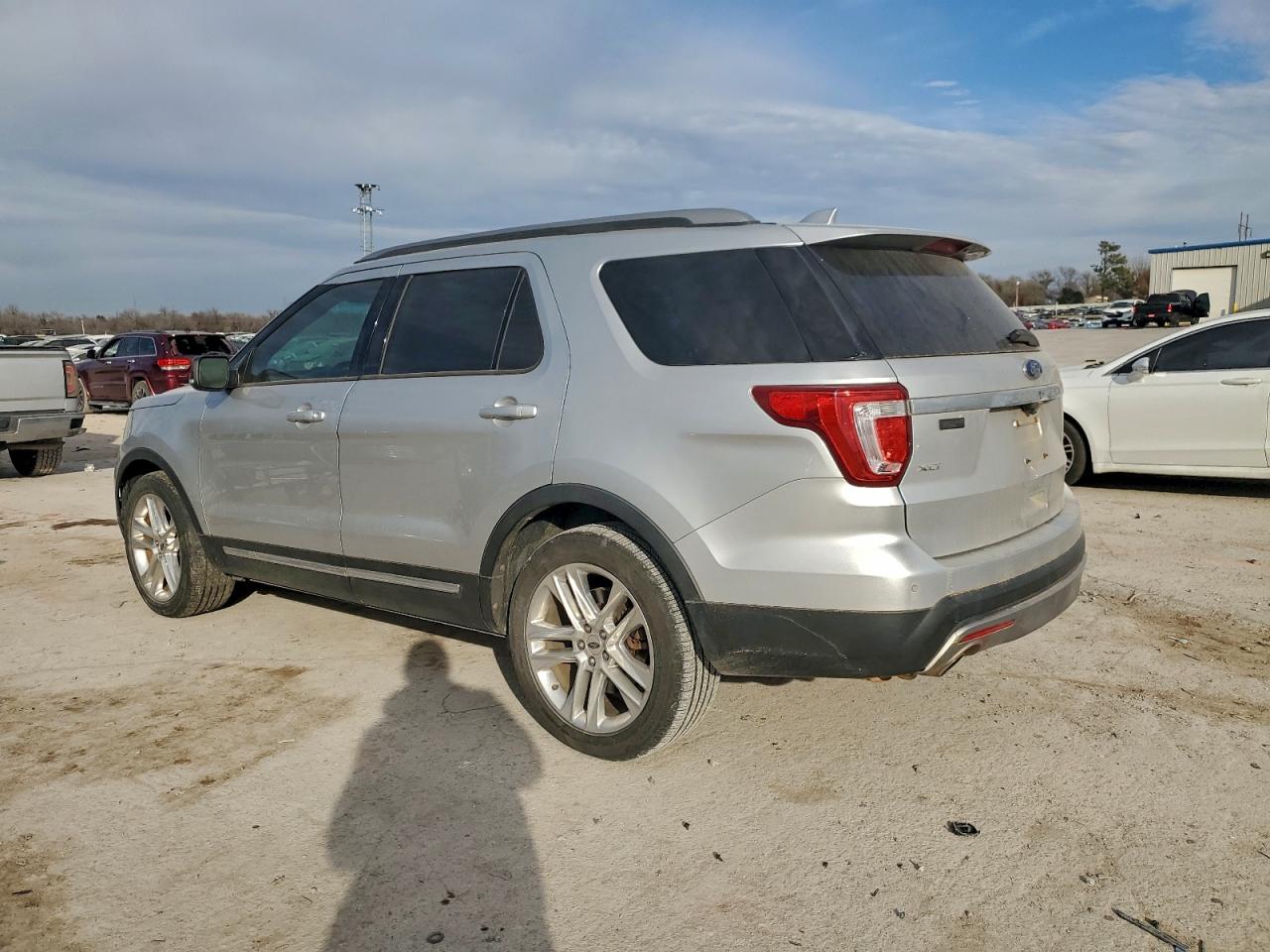 2016 FORD EXPLORER XLT photo 2