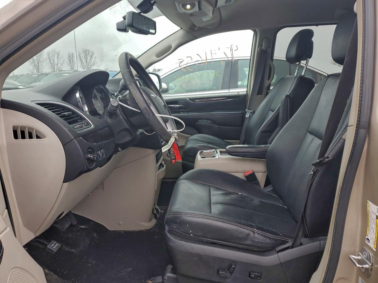 2015 CHRYSLER TOWN & COUNTRY TOURING L photo 7