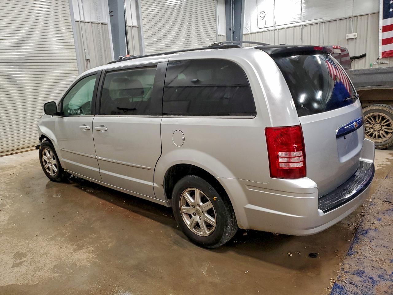 2010 CHRYSLER TOWN & COUNTRY TOURING photo 2