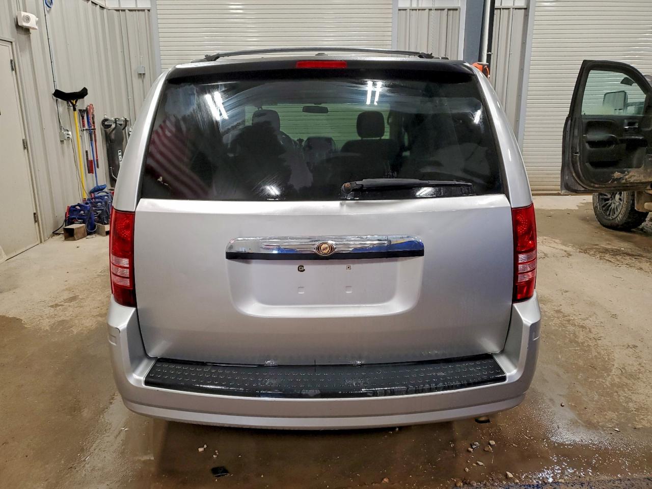2010 CHRYSLER TOWN & COUNTRY TOURING photo 6