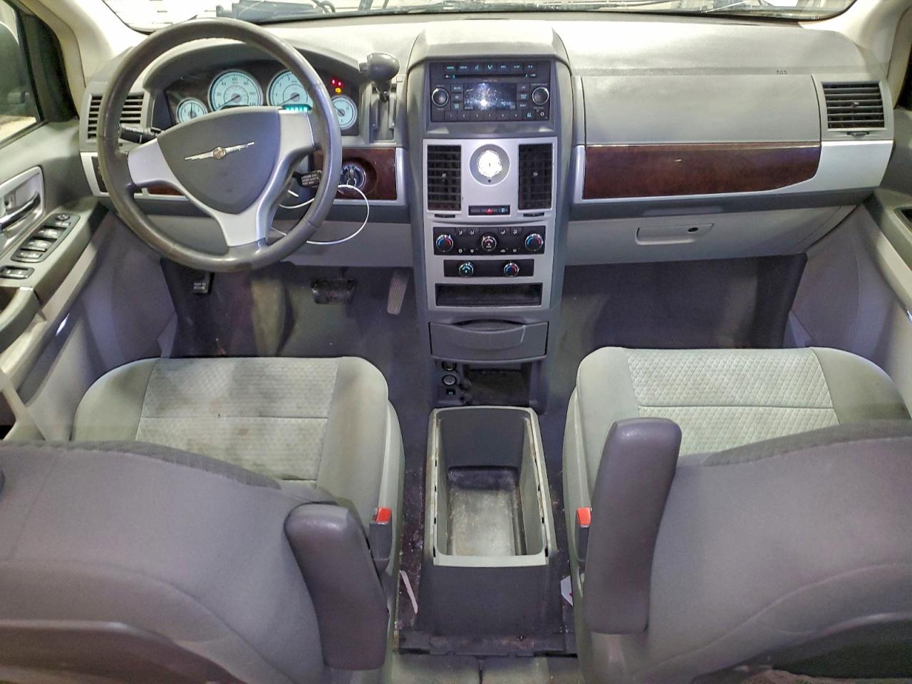 2010 CHRYSLER TOWN & COUNTRY TOURING photo 8