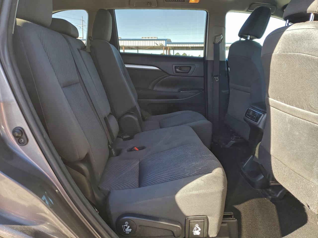 2016 TOYOTA HIGHLANDER LE photo 31