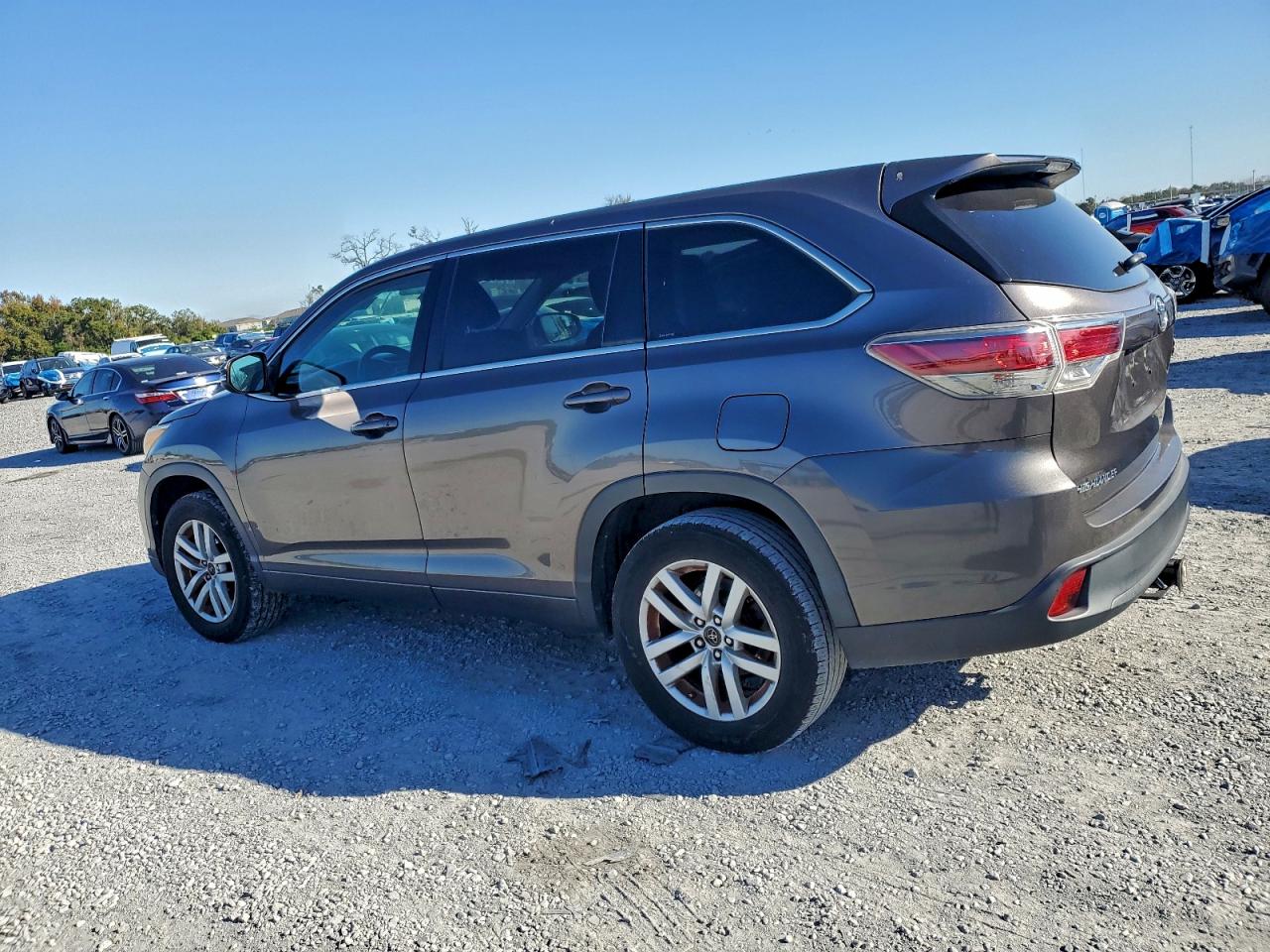 2016 TOYOTA HIGHLANDER LE photo 4