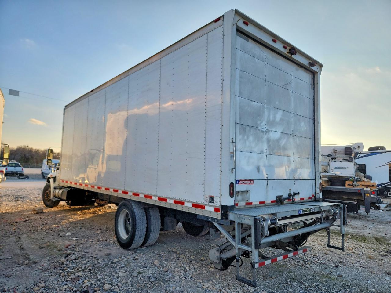 2018 INTERNATIONAL 4300 BOX TRUCK photo 3