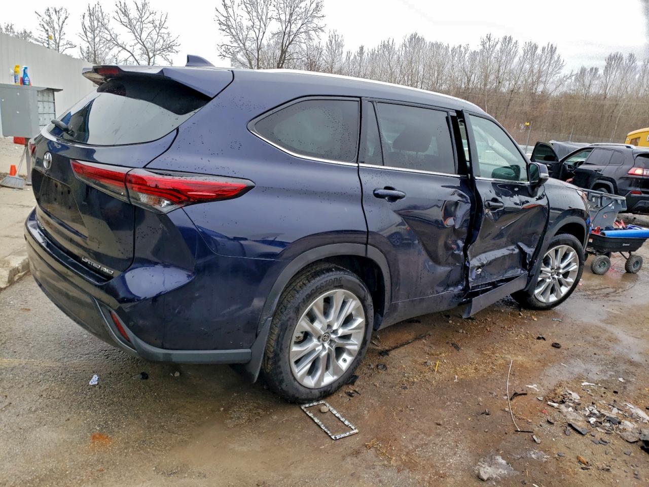 2023 TOYOTA HIGHLANDER L photo 3