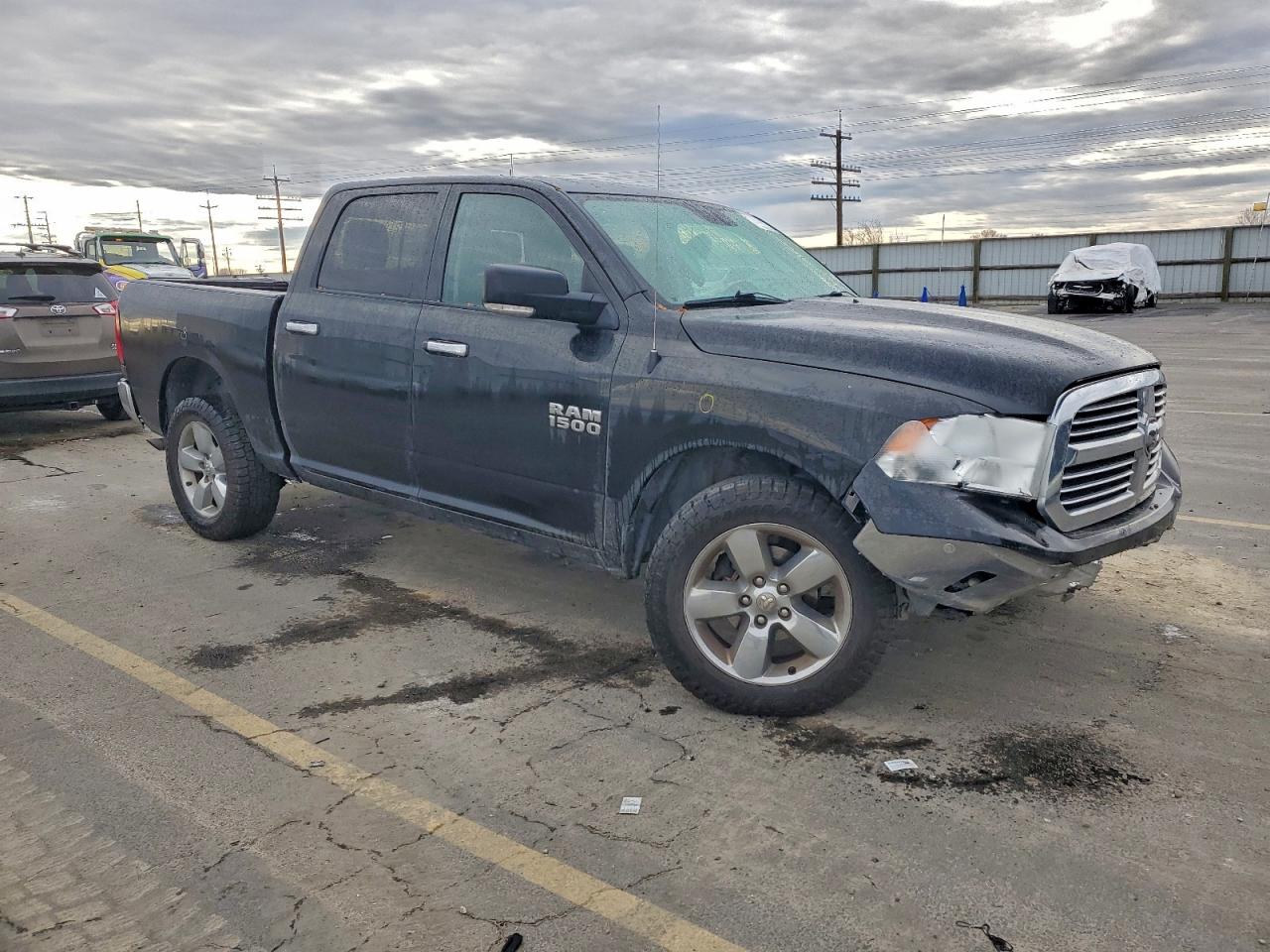 2017 RAM 1500 SLT photo 4