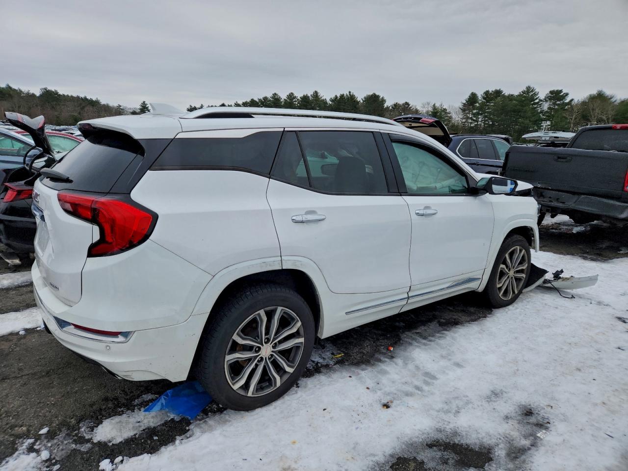 2018 GMC TERRAIN DENALI photo 3