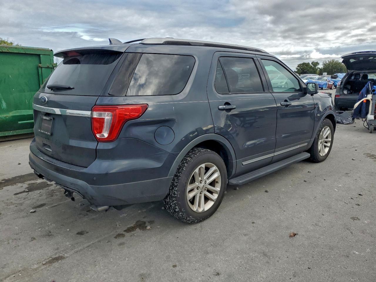 2017 FORD EXPLORER XLT photo 3