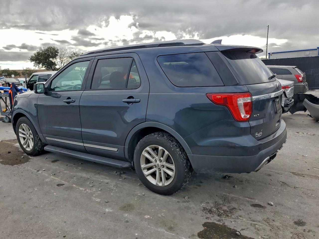 2017 FORD EXPLORER XLT photo 2