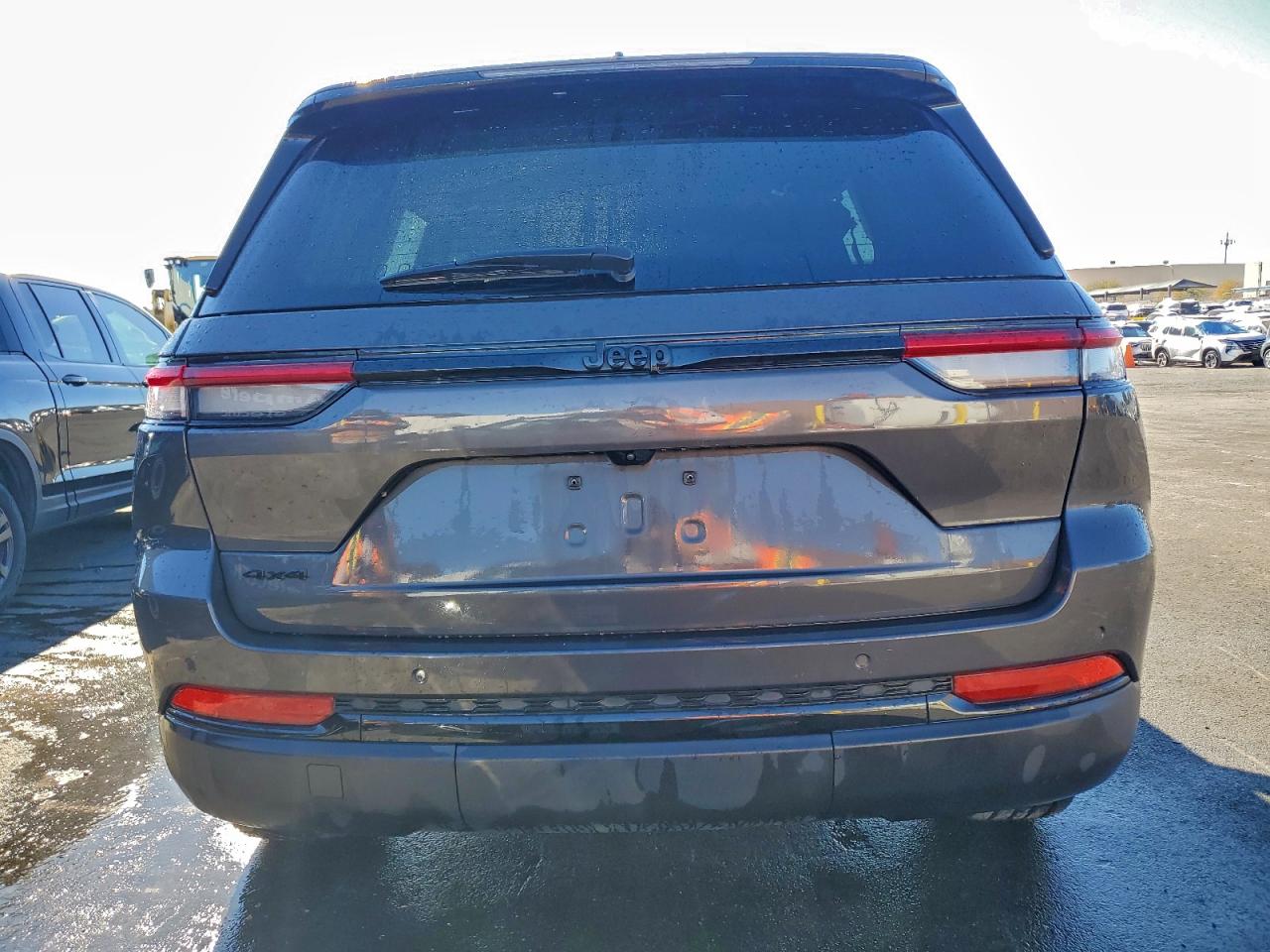 2024 JEEP GRAND CHEROKEE LAREDO photo 11