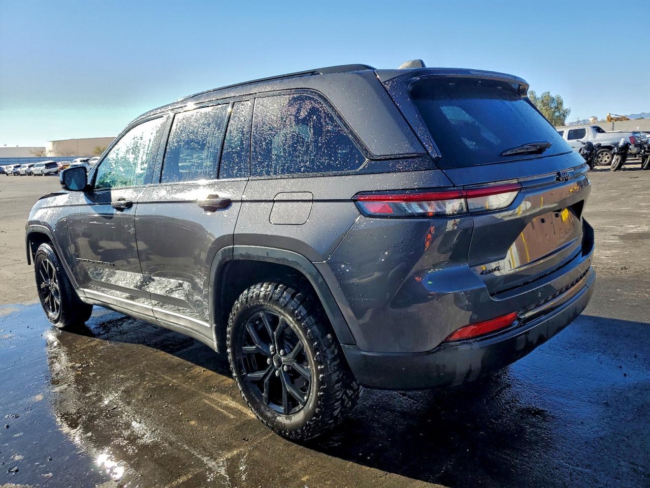 2024 JEEP GRAND CHEROKEE LAREDO photo 3
