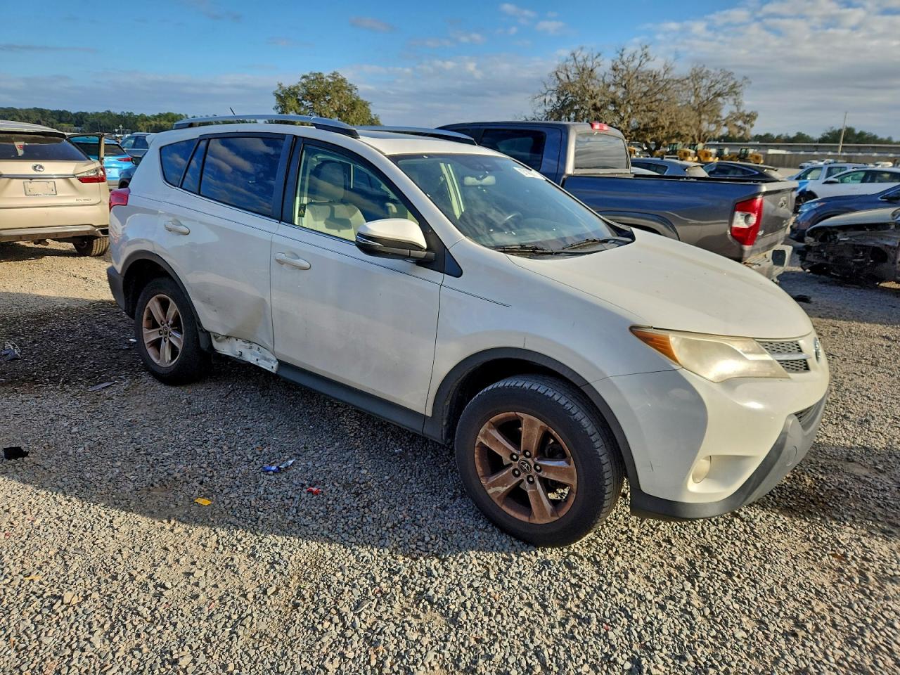 2015 TOYOTA RAV4 XLE photo 4