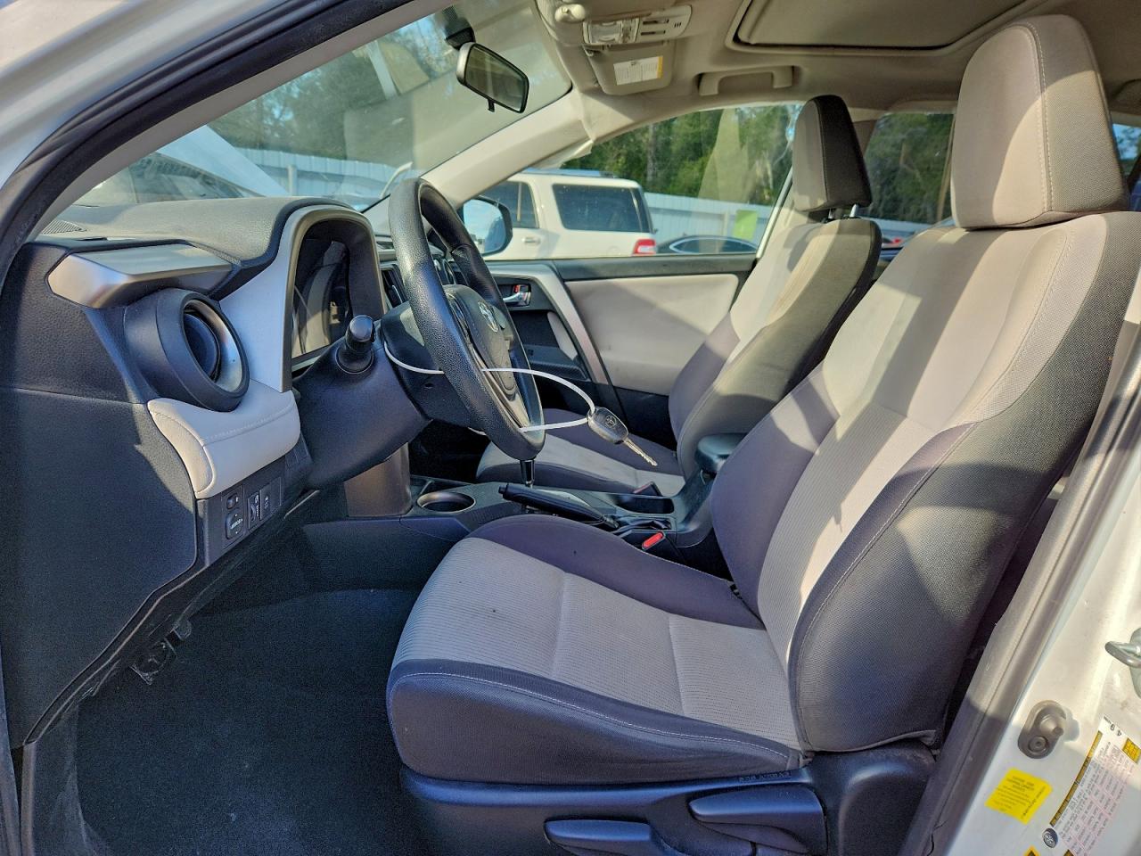 2015 TOYOTA RAV4 XLE photo 7