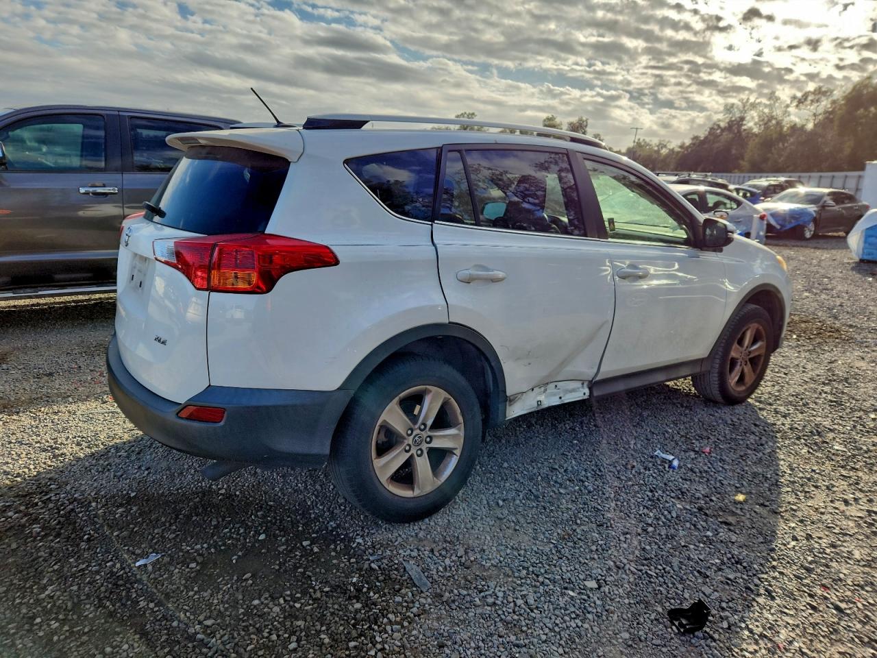 2015 TOYOTA RAV4 XLE photo 3