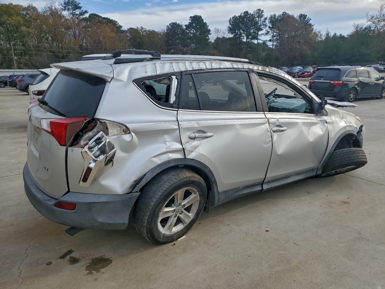 2014 TOYOTA RAV4 XLE photo 5