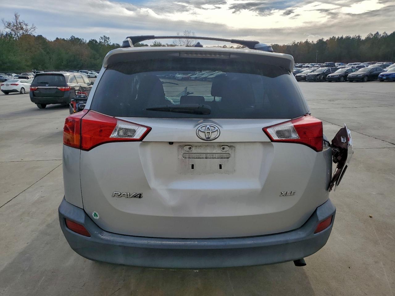 2014 TOYOTA RAV4 XLE photo 11