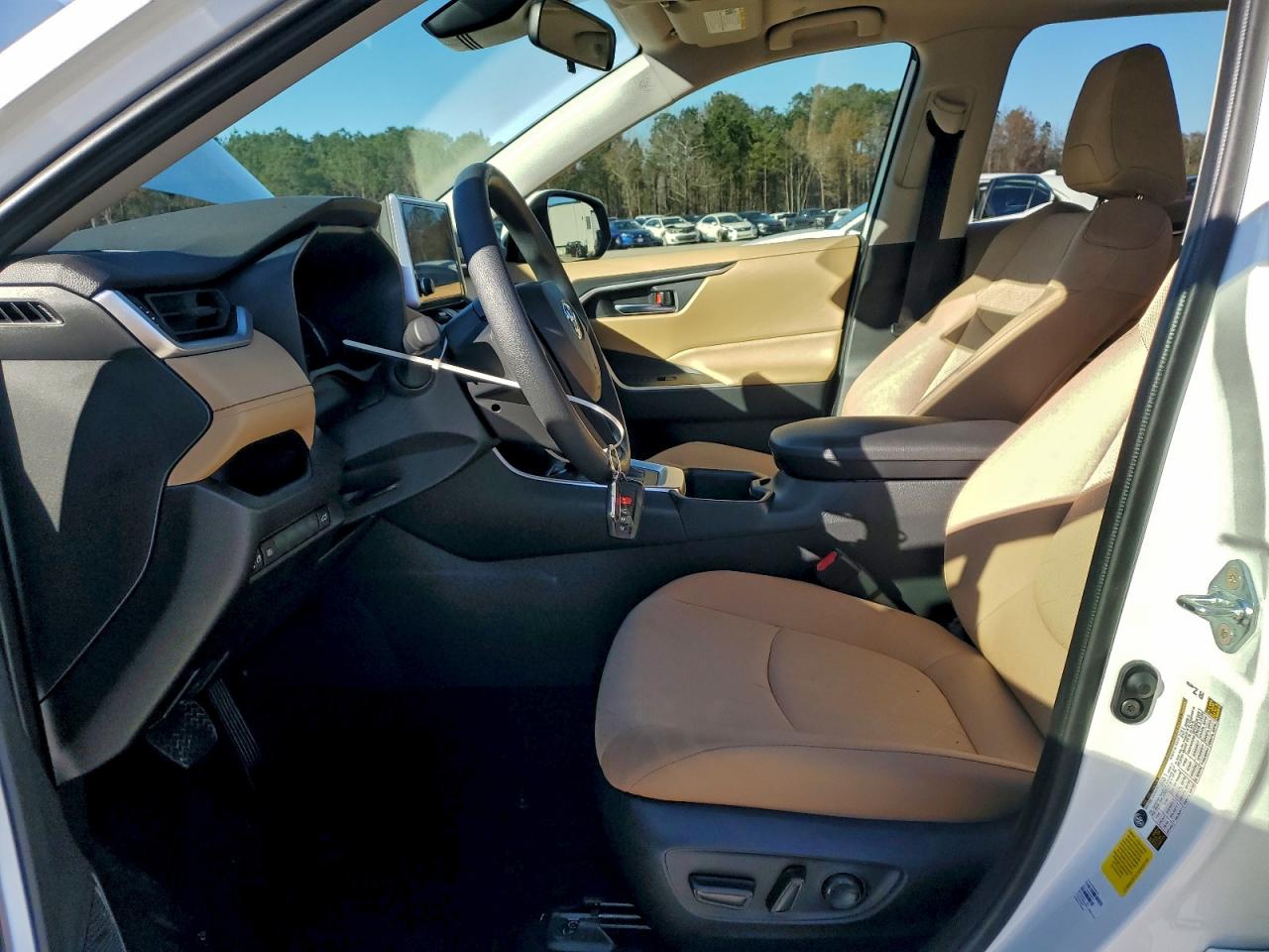 2025 TOYOTA RAV4 XLE photo 7