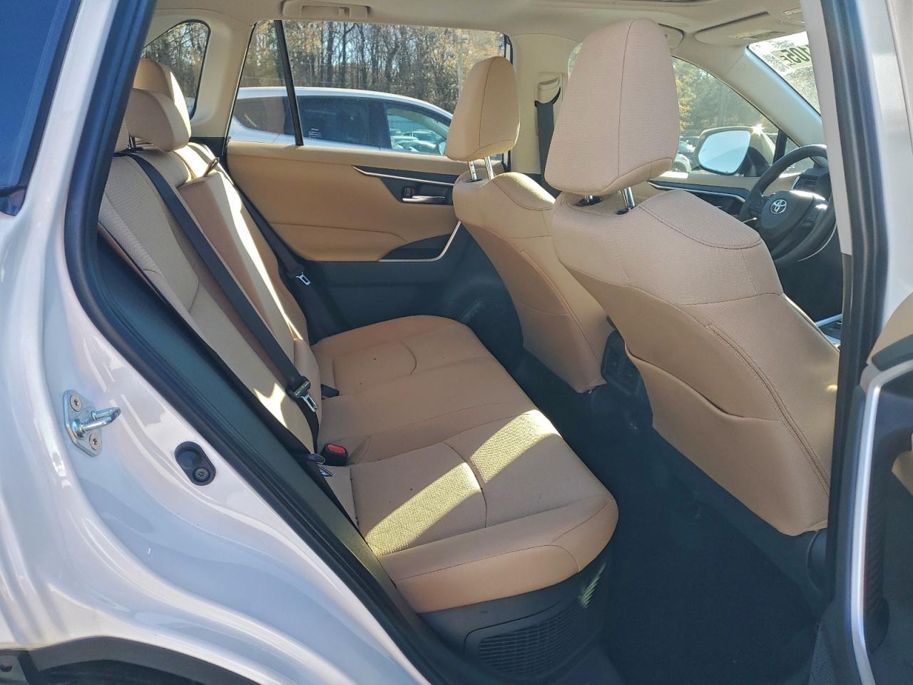 2025 TOYOTA RAV4 XLE photo 11