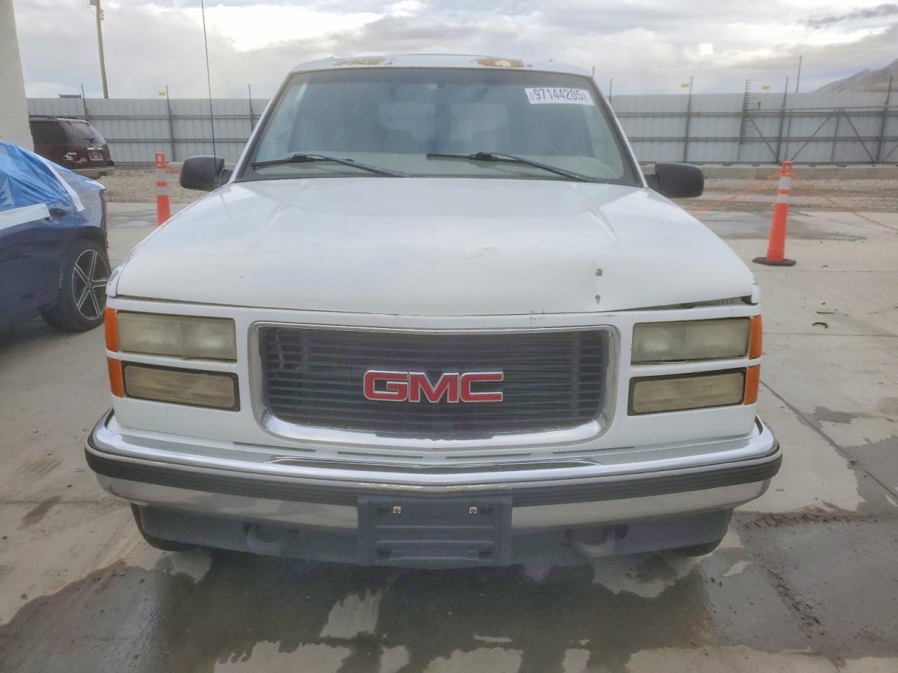 1998 GMC SUBURBAN K1500 photo 5