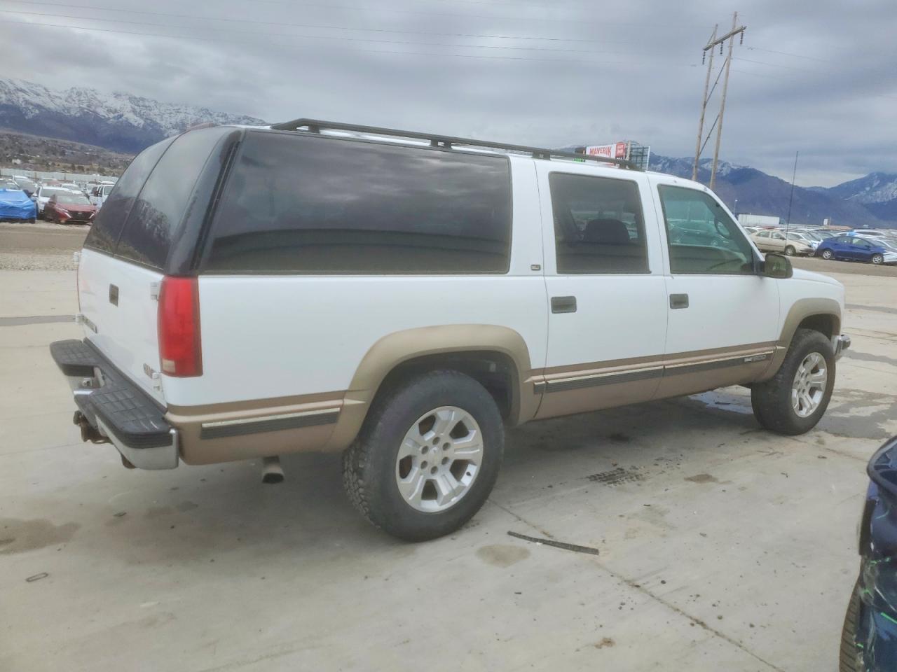 1998 GMC SUBURBAN K1500 photo 3