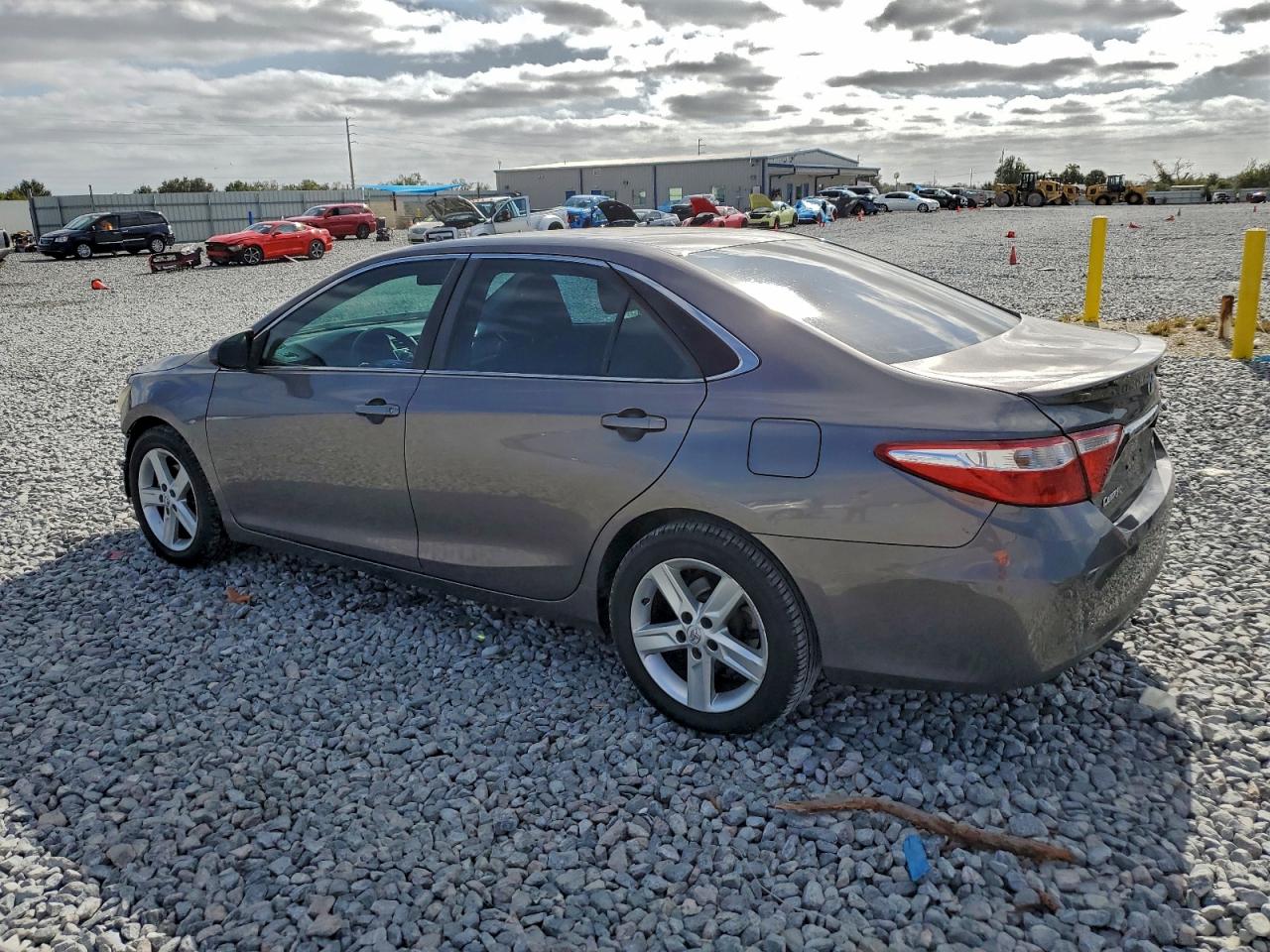 2015 TOYOTA CAMRY LE photo 2
