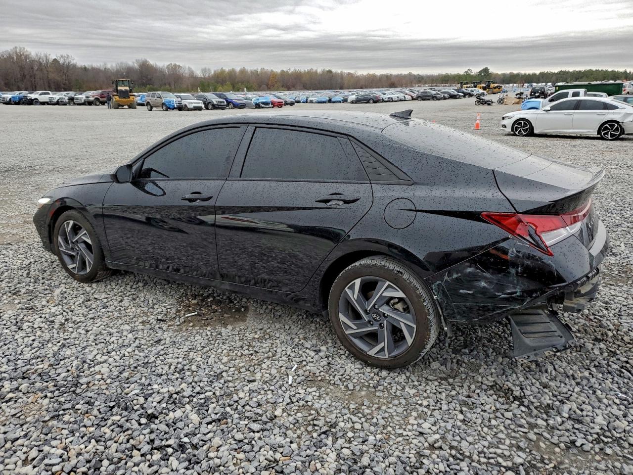 2025 HYUNDAI ELANTRA SEL SPORT photo 2