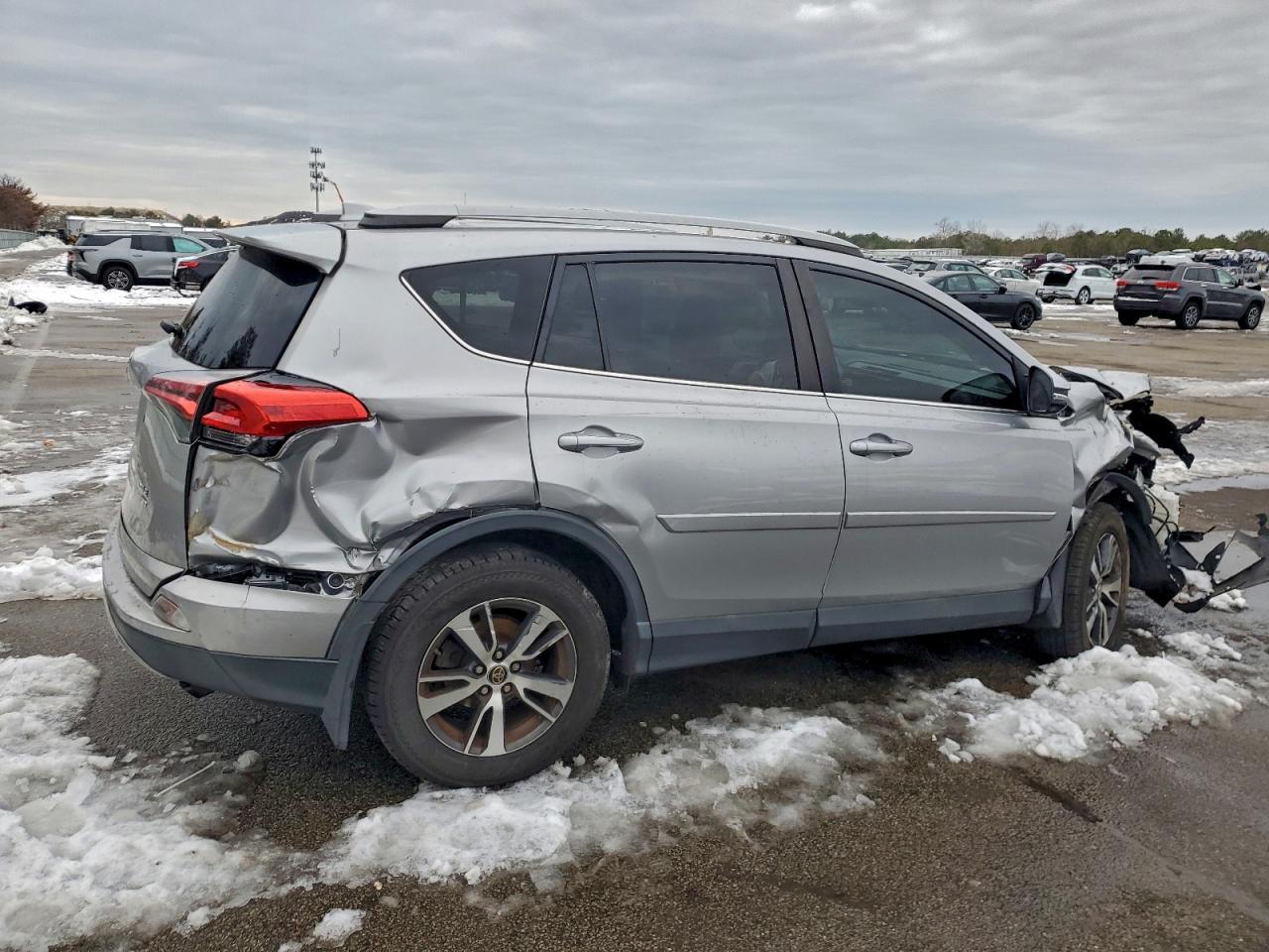 2017 TOYOTA RAV4 XLE photo 3