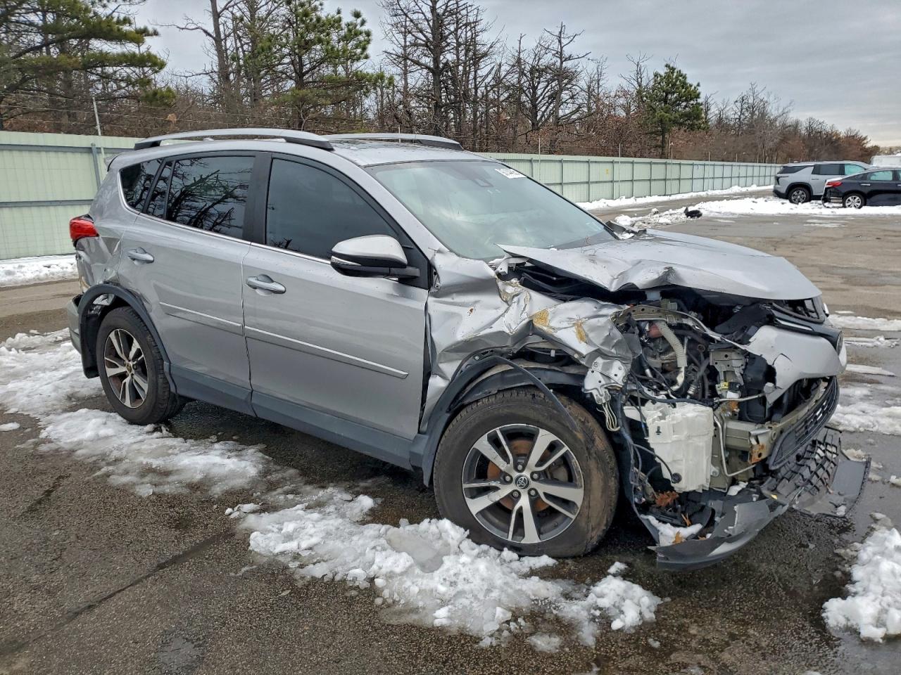 2017 TOYOTA RAV4 XLE photo 4