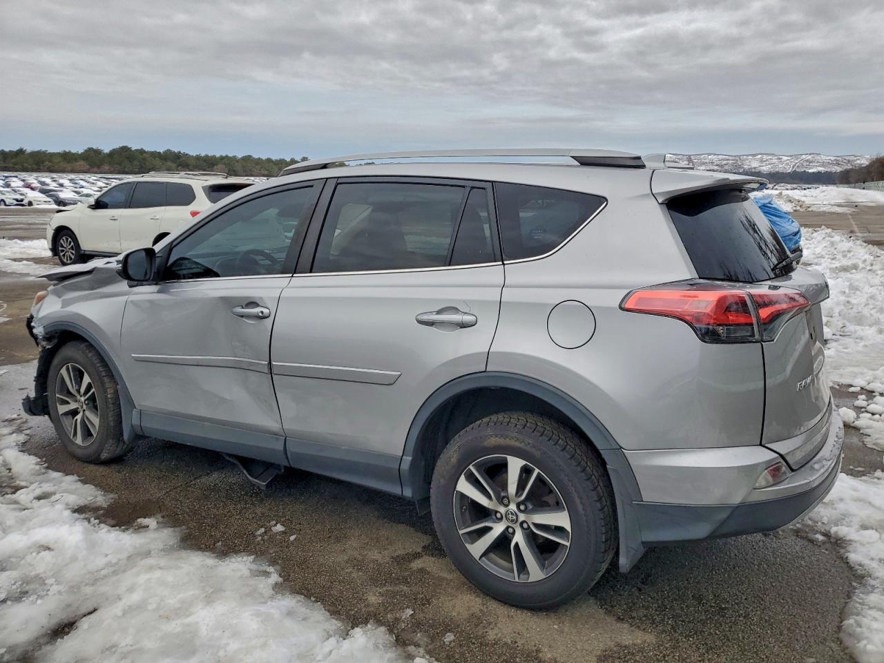 2017 TOYOTA RAV4 XLE photo 2