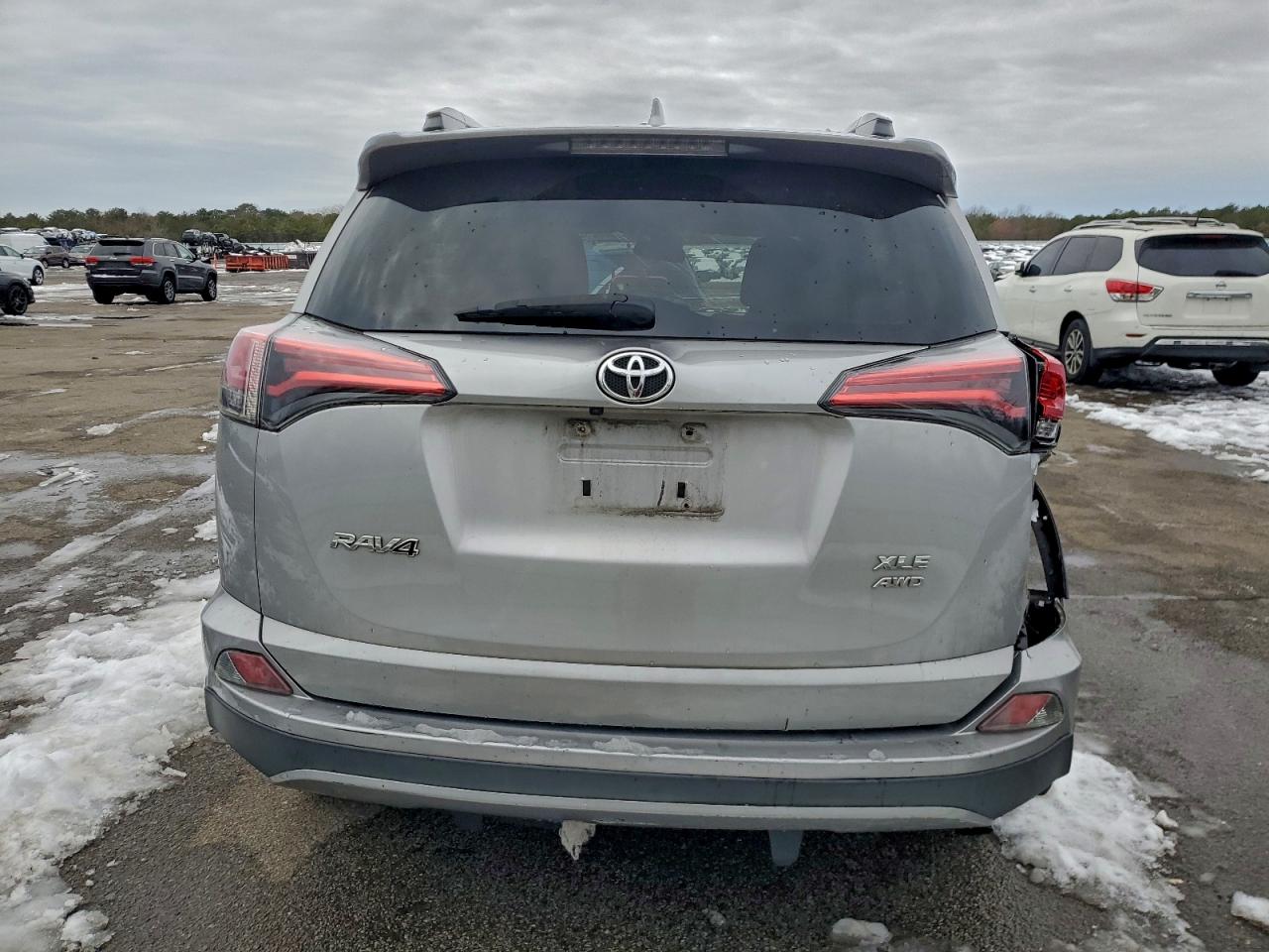 2017 TOYOTA RAV4 XLE photo 6