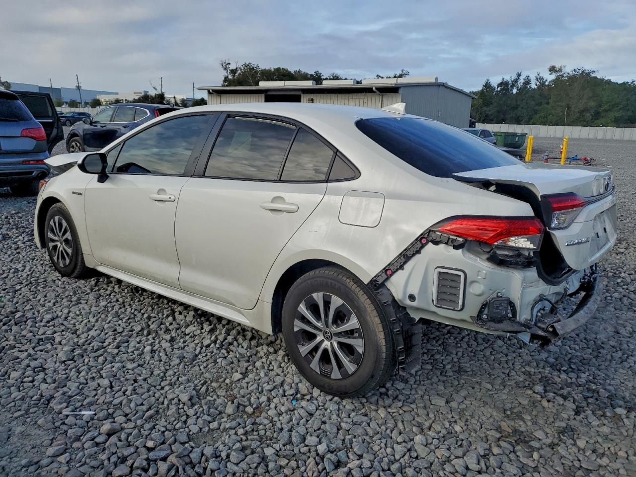 2021 TOYOTA COROLLA LE photo 3