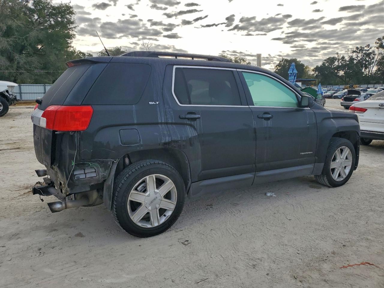 2011 GMC TERRAIN SLT photo 3
