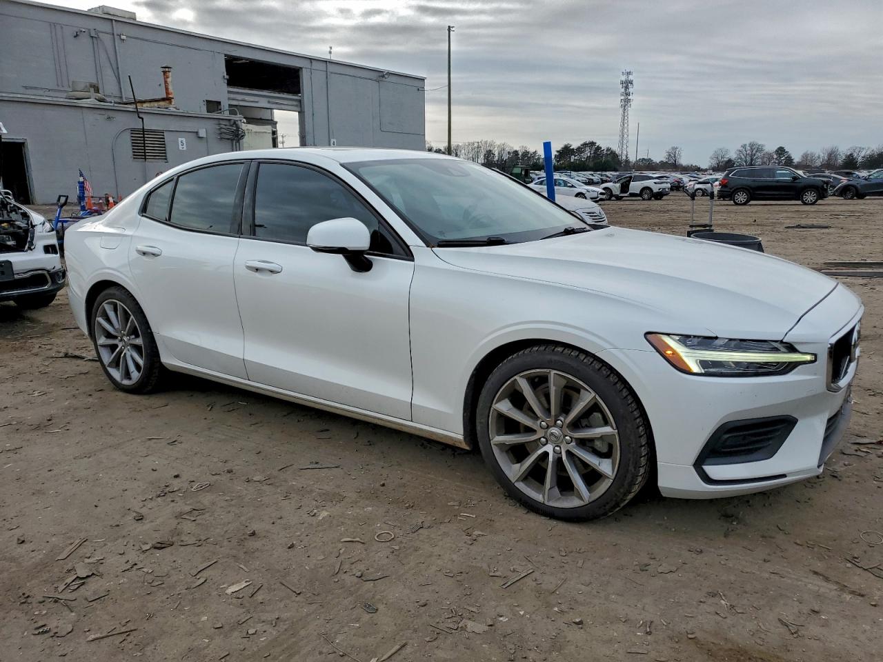 2020 VOLVO S60 T6 MOMENTUM photo 4