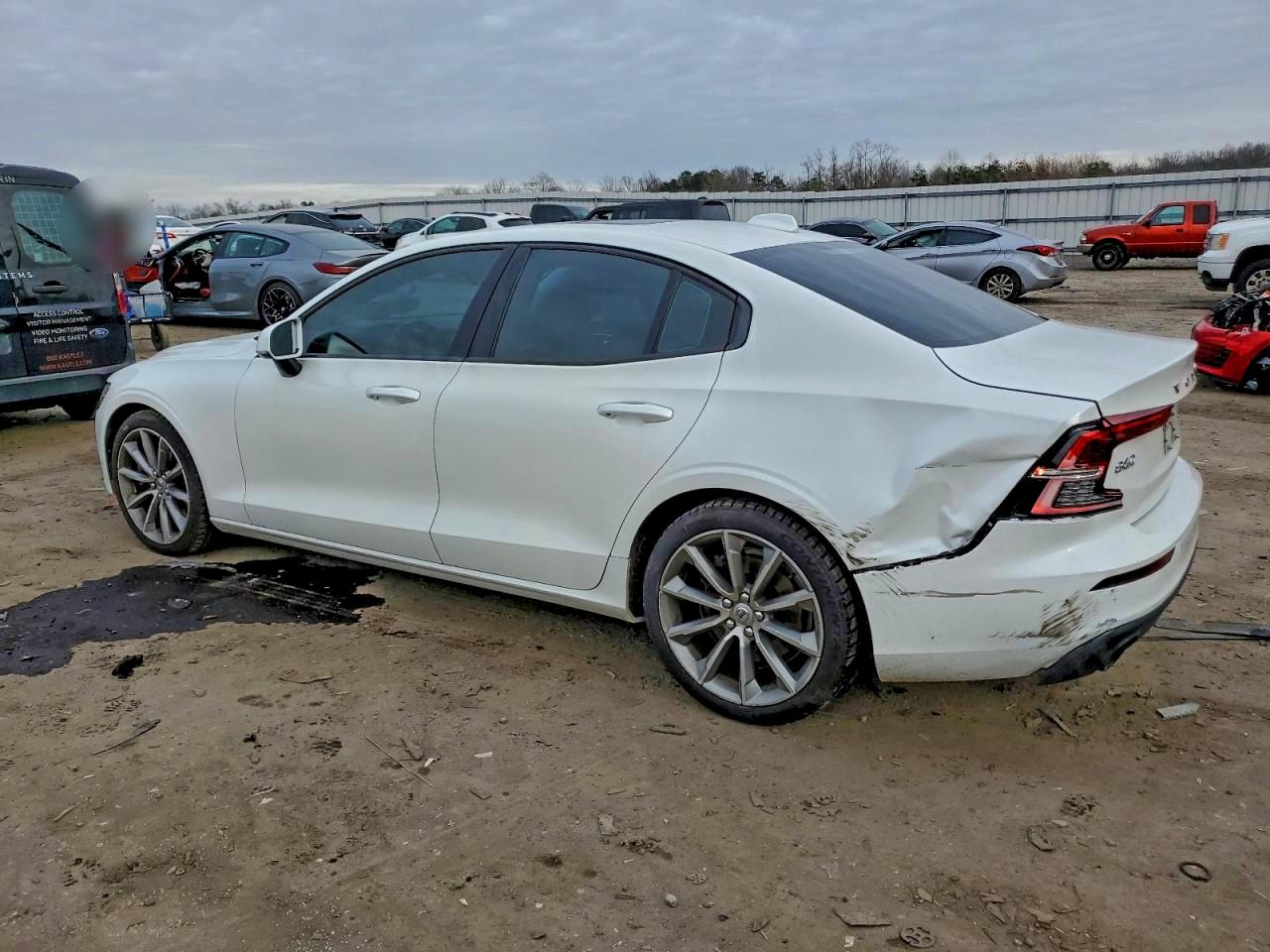 2020 VOLVO S60 T6 MOMENTUM photo 2