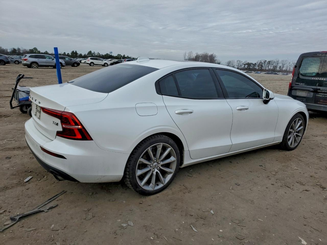 2020 VOLVO S60 T6 MOMENTUM photo 3