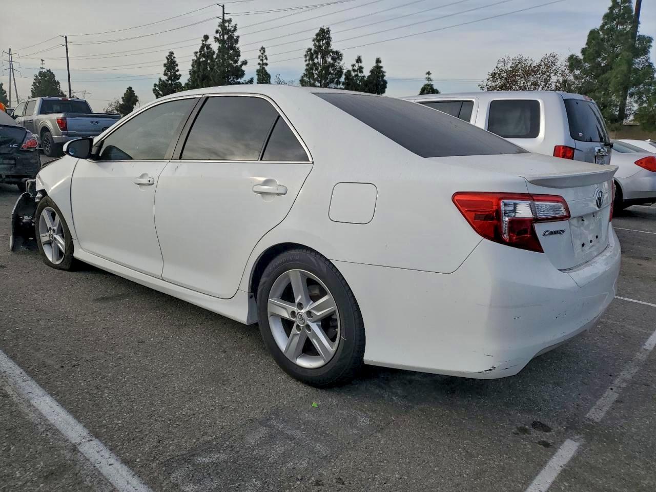2013 TOYOTA CAMRY L photo 2