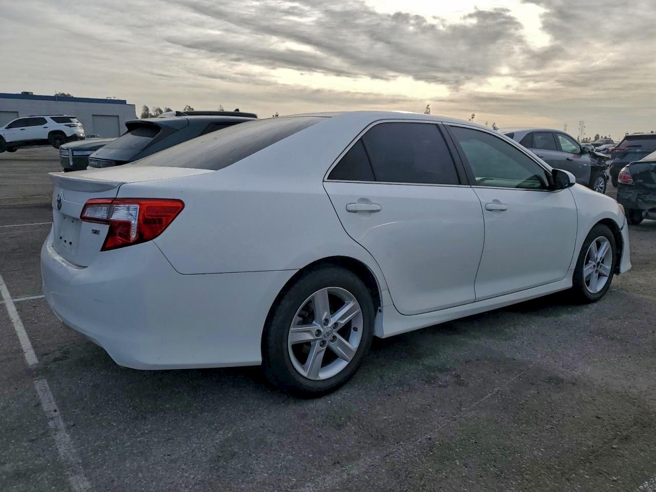 2013 TOYOTA CAMRY L photo 3