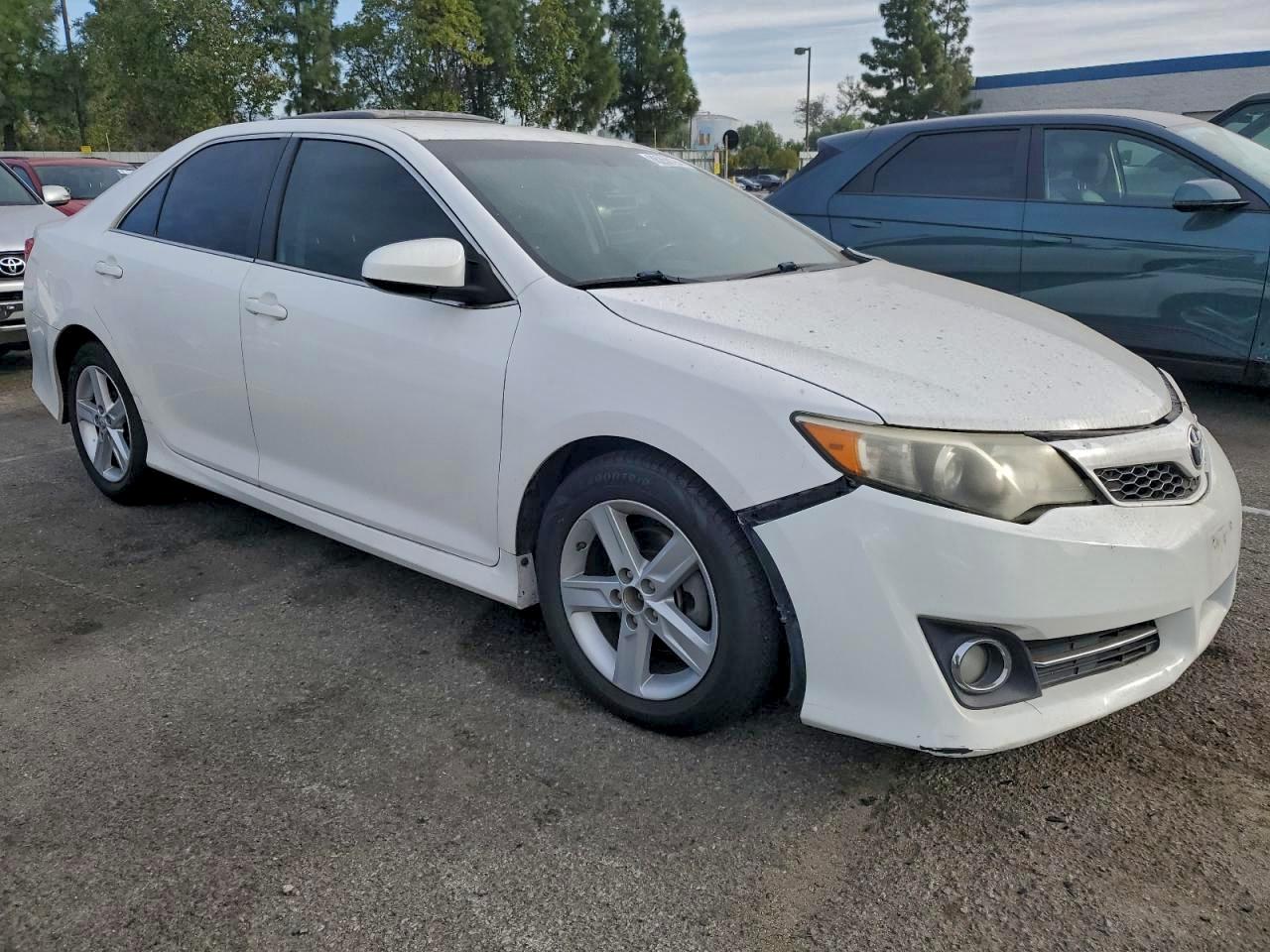 2013 TOYOTA CAMRY L photo 4