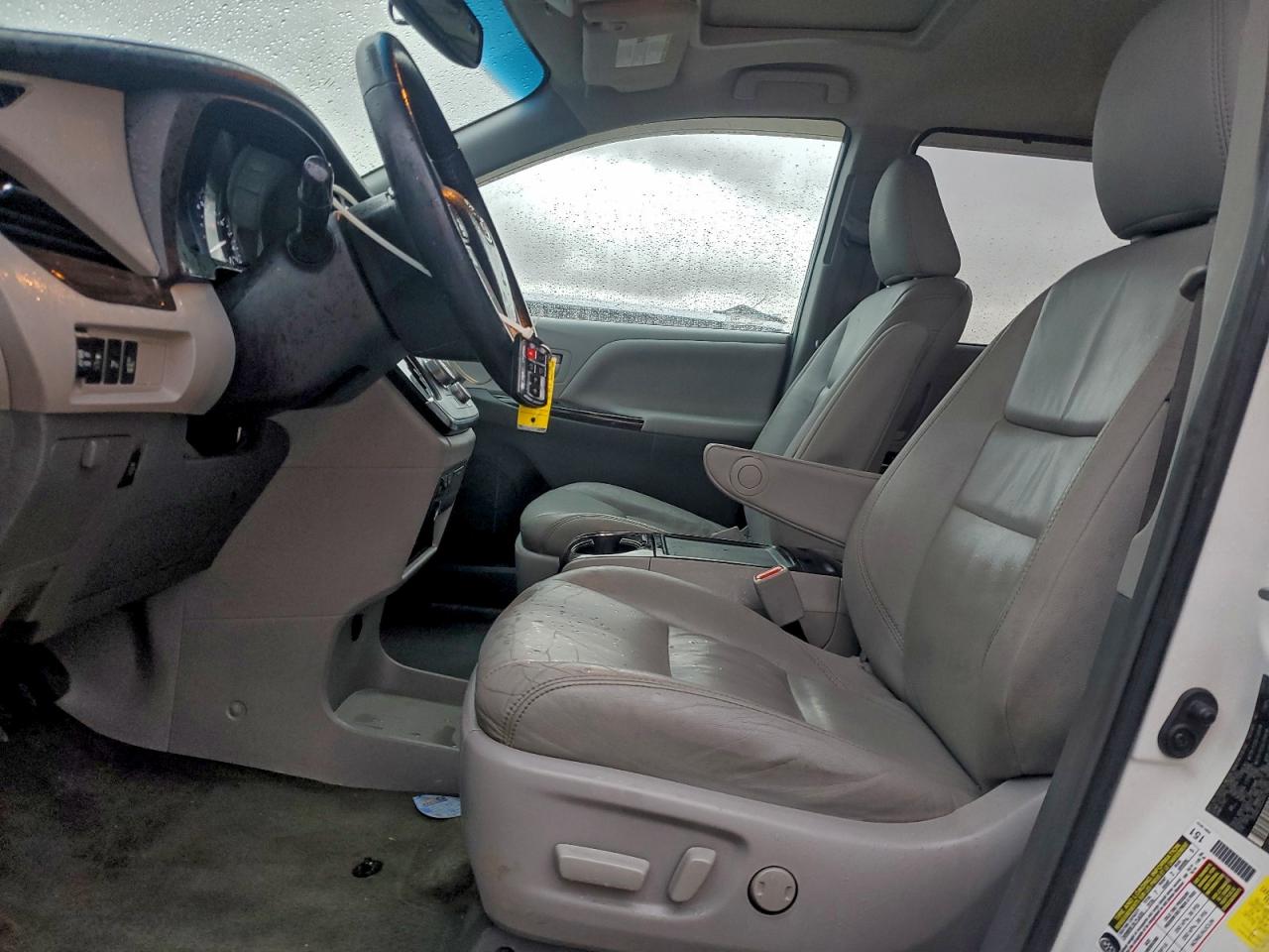 2017 TOYOTA SIENNA XLE photo 7