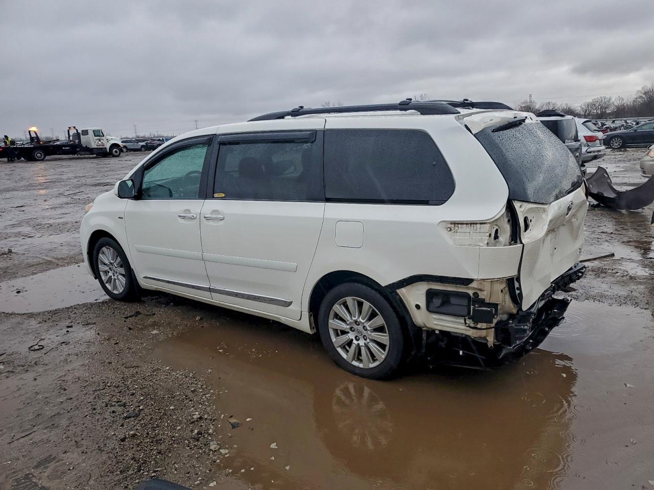 2017 TOYOTA SIENNA XLE photo 2