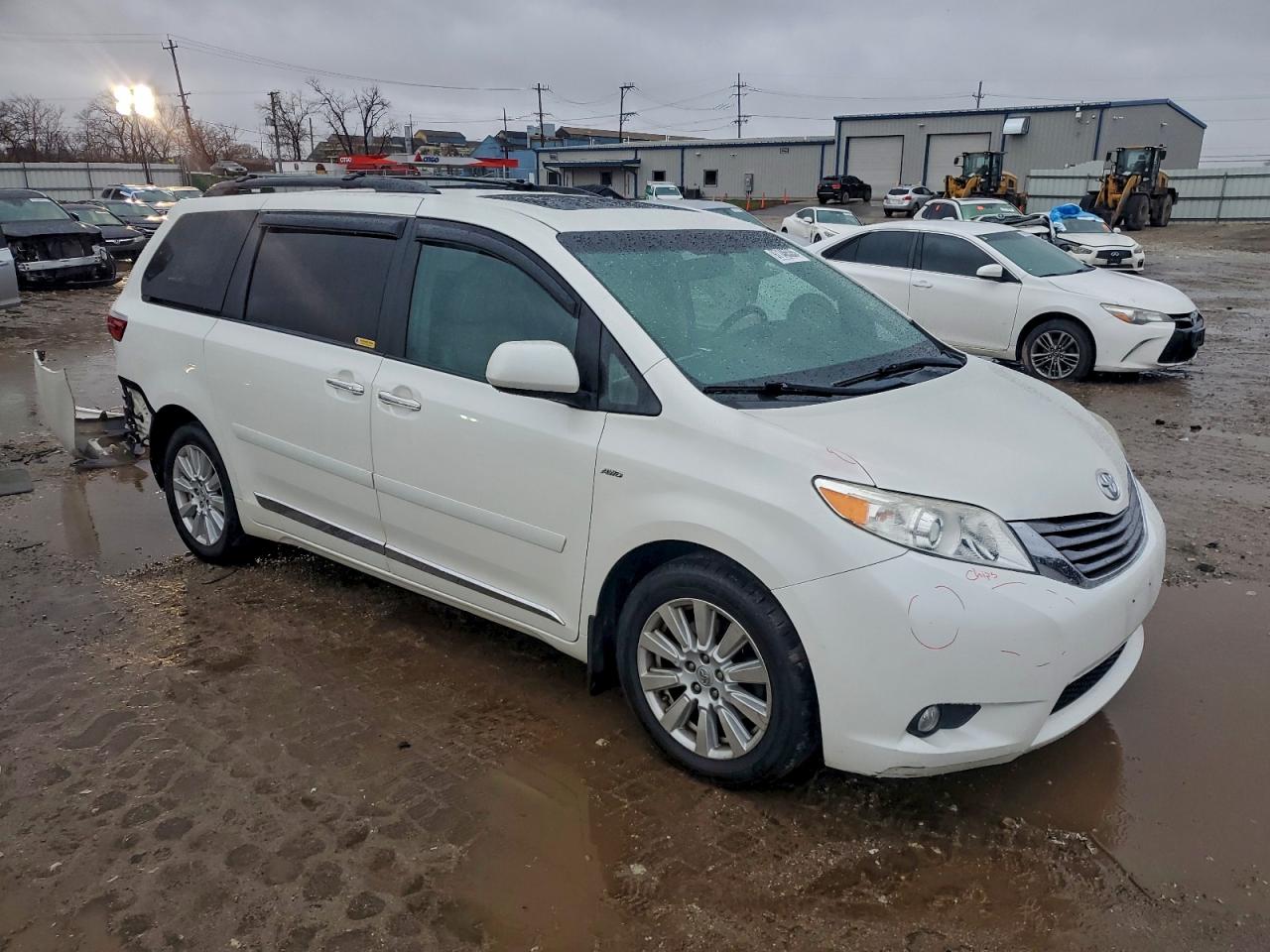 2017 TOYOTA SIENNA XLE photo 4