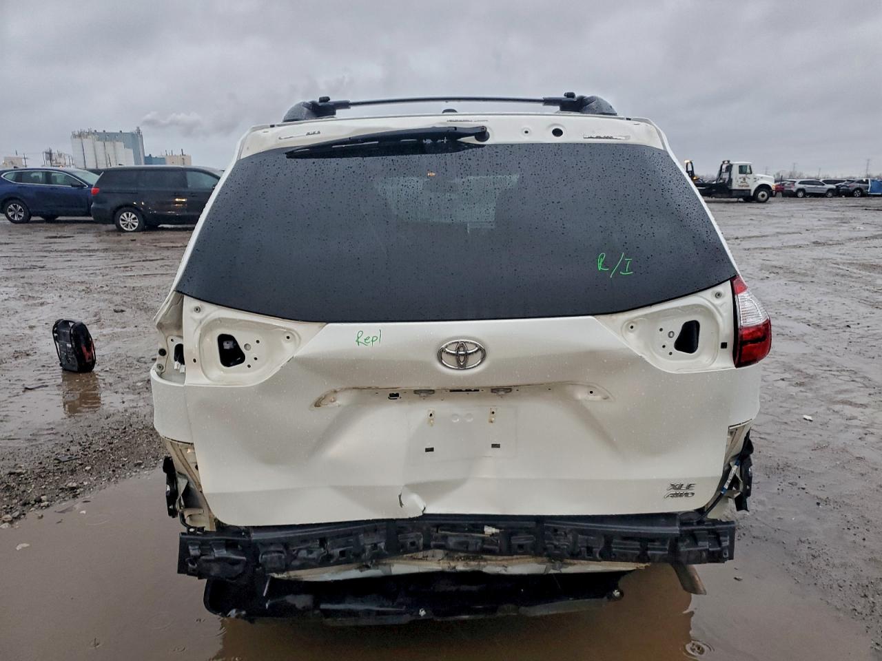 2017 TOYOTA SIENNA XLE photo 6