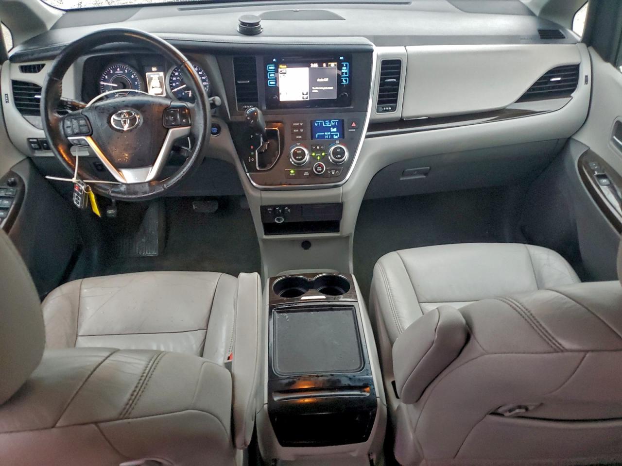 2017 TOYOTA SIENNA XLE photo 8