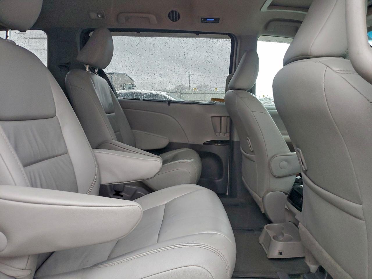 2017 TOYOTA SIENNA XLE photo 11