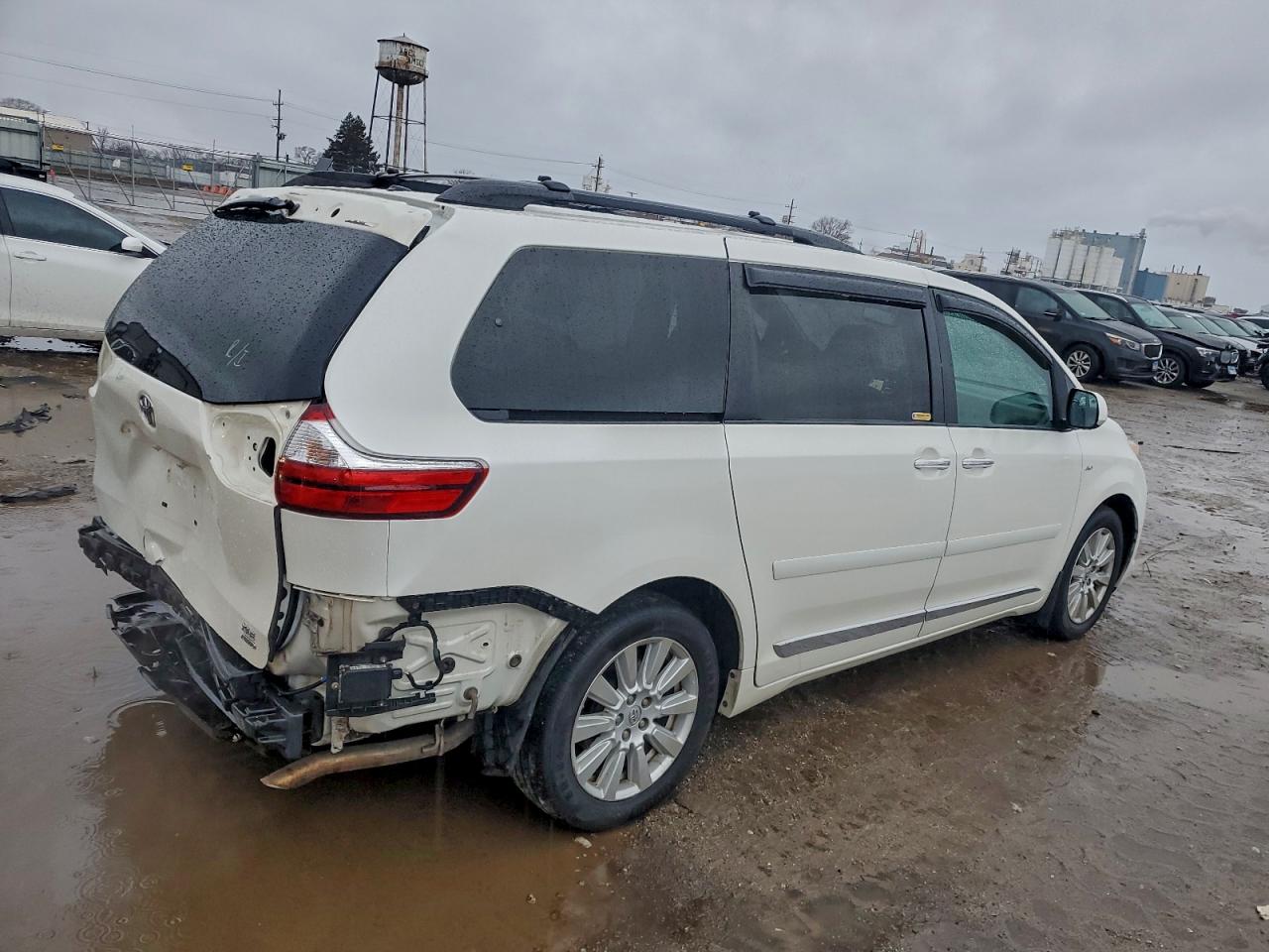 2017 TOYOTA SIENNA XLE photo 3