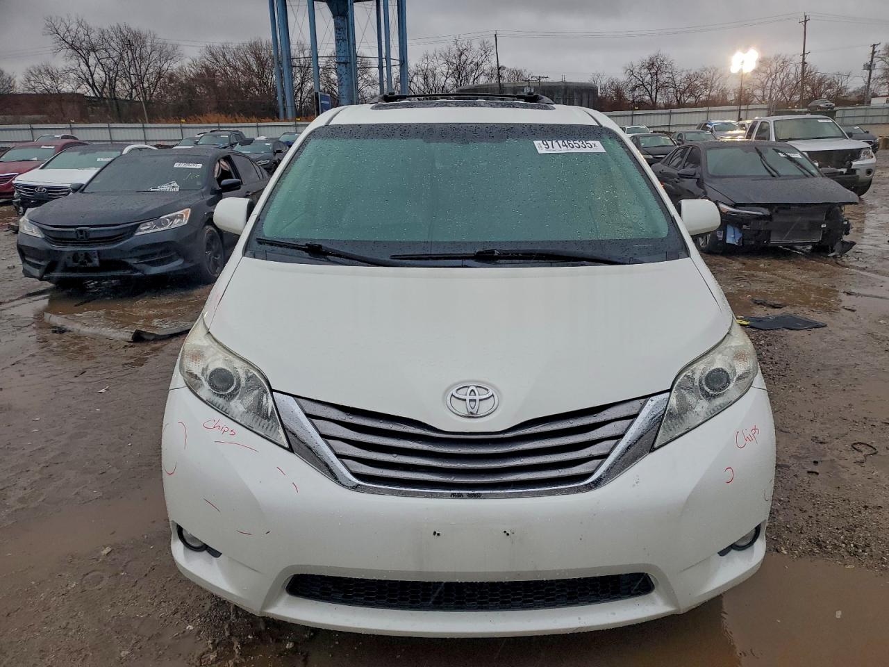2017 TOYOTA SIENNA XLE photo 5